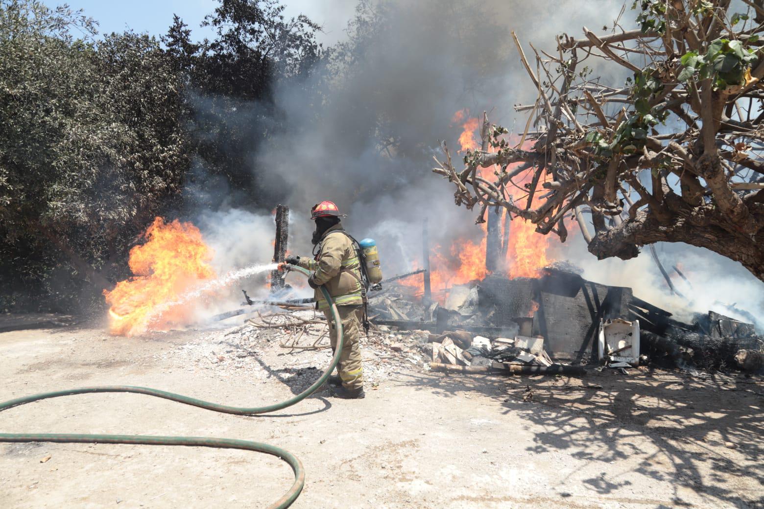 $!Se incendian dos casas de madera y lámina en la colonia Azteca de Mazatlán