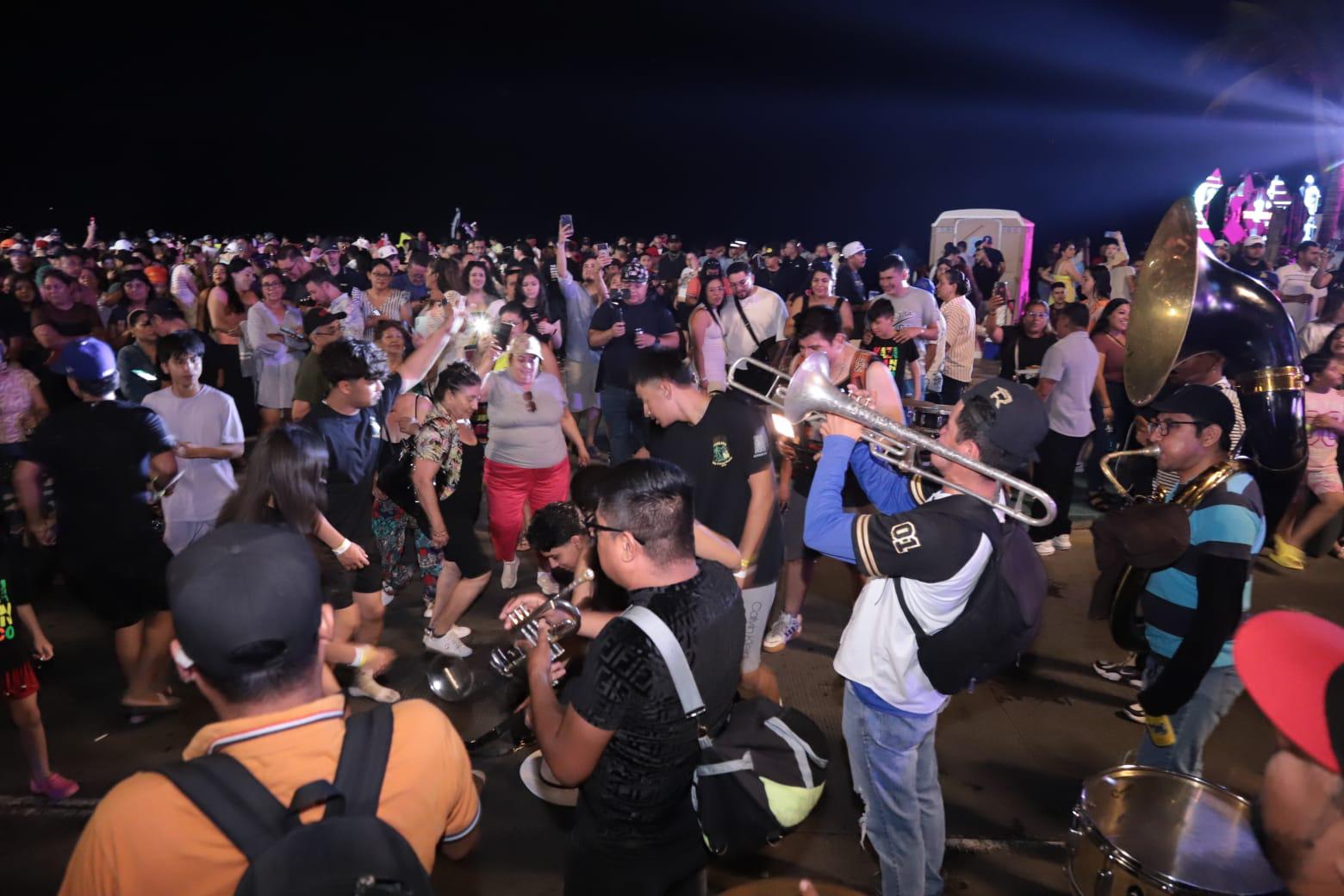 $!El malecón de Mazatlán se convierte en carnaval la noche del Viernes Santo