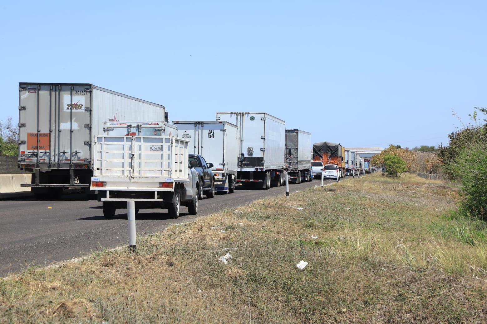 $!Vuelca camión de carga tras chocar contra otro en la autopista Mazatlán-Culiacán; el tráfico es lento