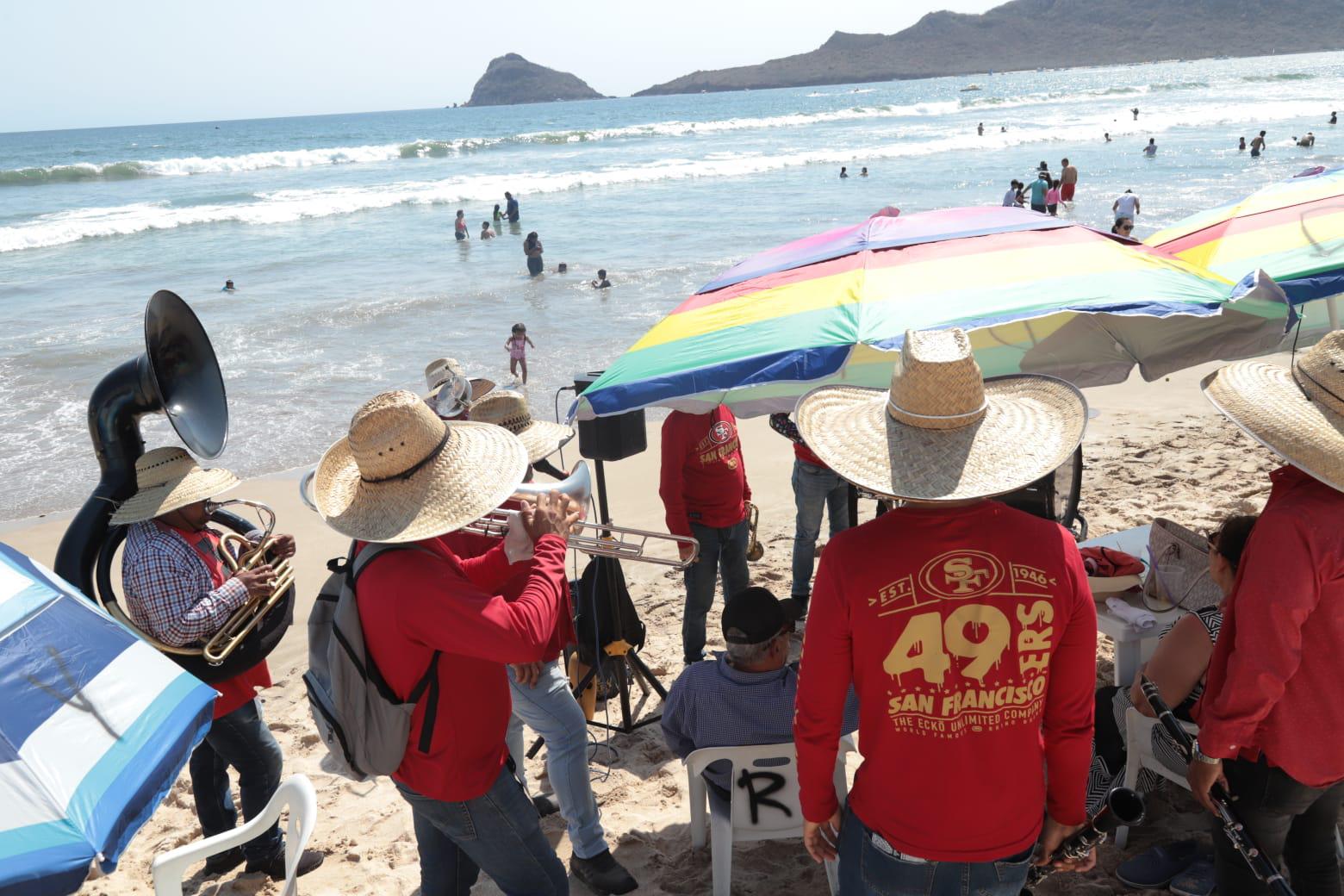 $!Disminuye la afluencia de turistas en playas de Mazatlán este Sábado de Gloria
