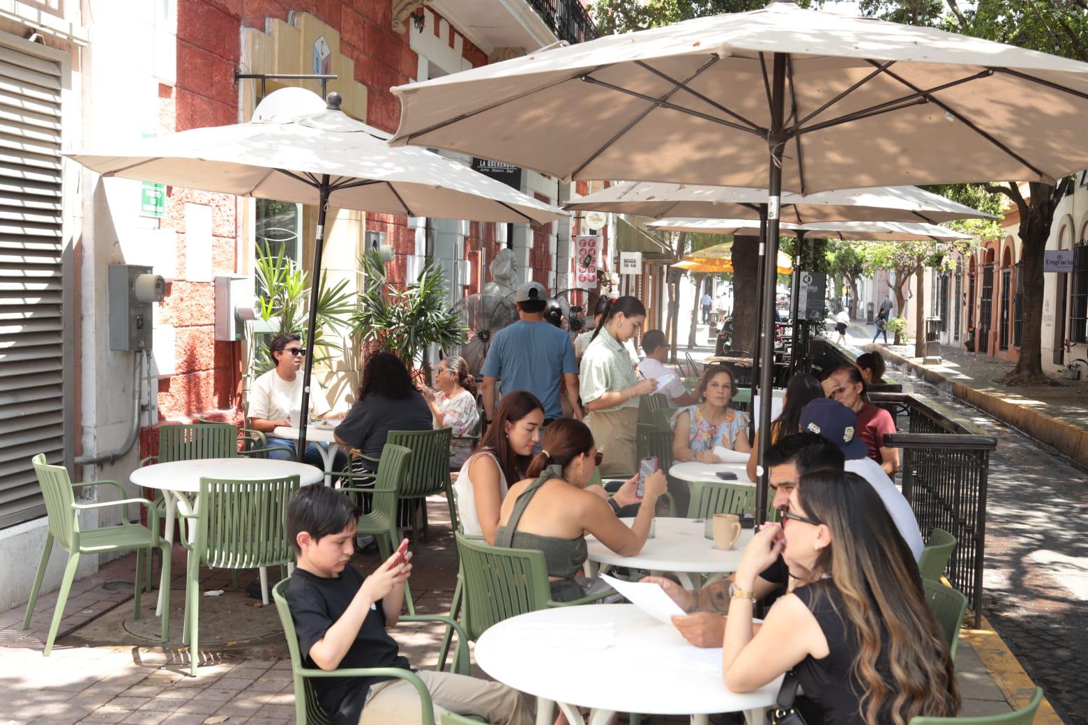 $!Presentan algunos restaurantes gran afluencia de comensales este Día del Padre