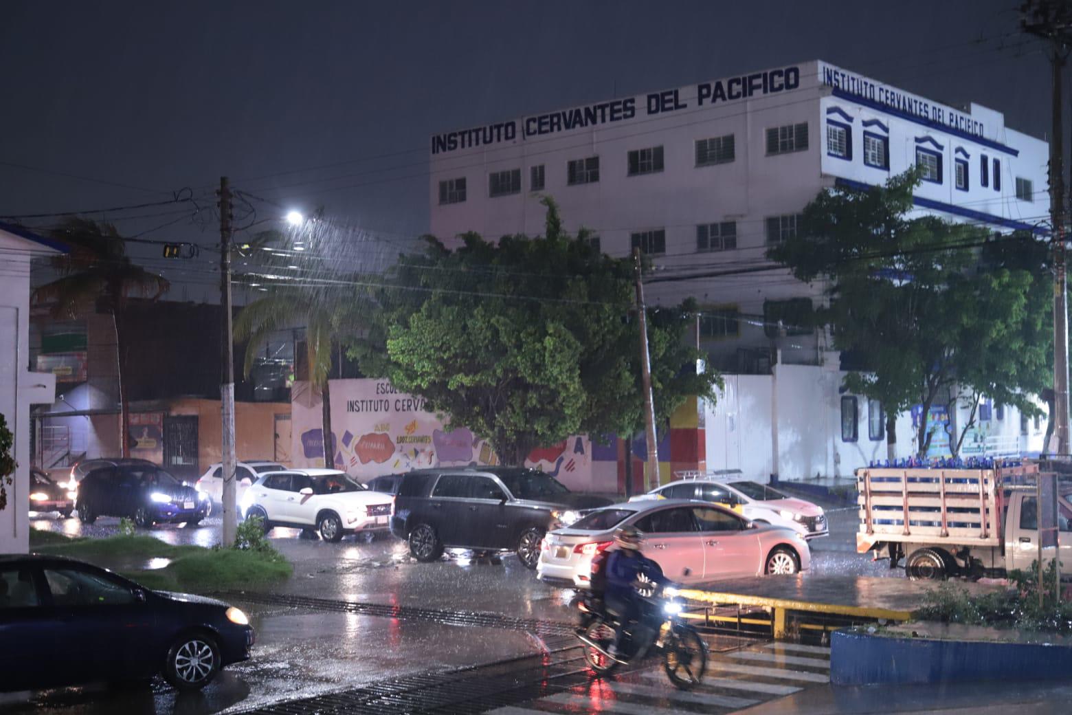 $!Cae fuerte lluvia, acompañada de rachas de viento, en Mazatlán