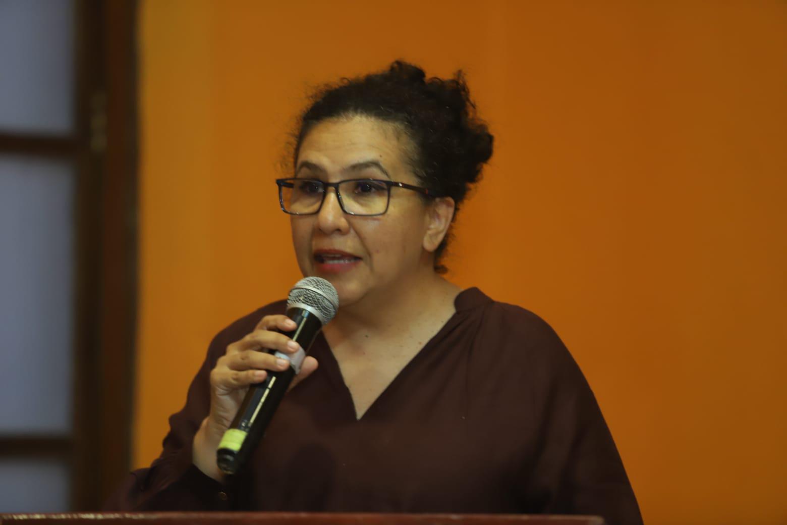 $!Liliana Aréchiga, directora académica del Centro Municipal de las Artes, expresó unas palabras a los jóvenes.