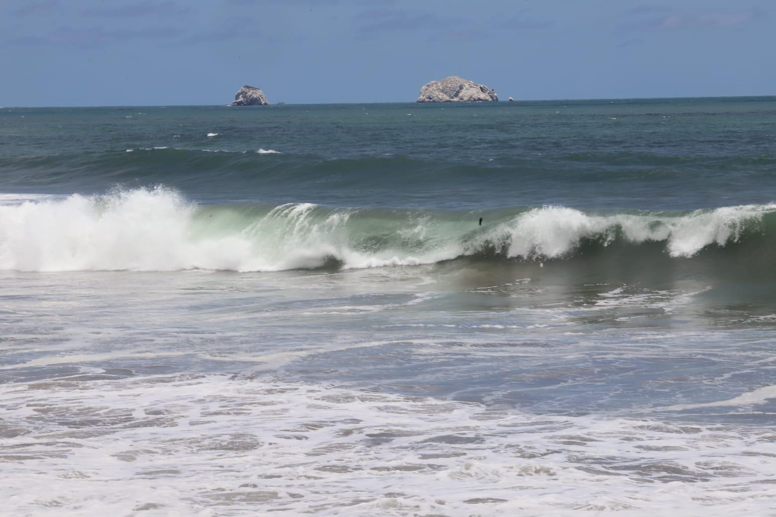 $!Registran playas de Mazatlán fuertes vientos y oleaje máximo de hasta 1.9 metros, pero sin lluvias