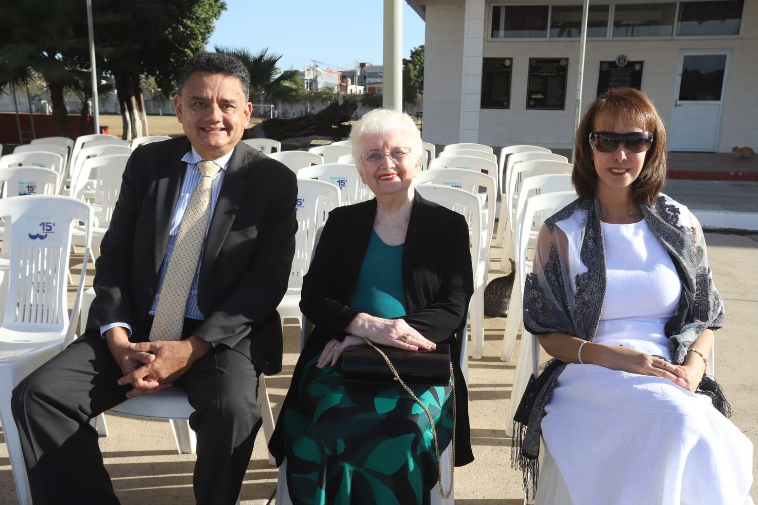 $!Adolfo Jáquez, Libia Escalaste Manzanilla y Claudia de Jáquez.