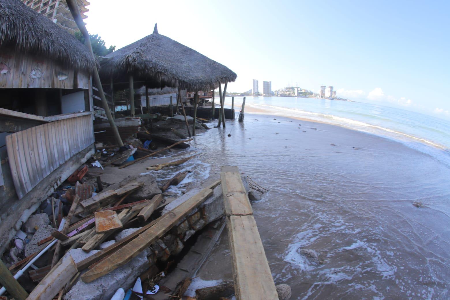 $!Apresuran reapertura de palapas a la orilla de la playa en Mazatlán