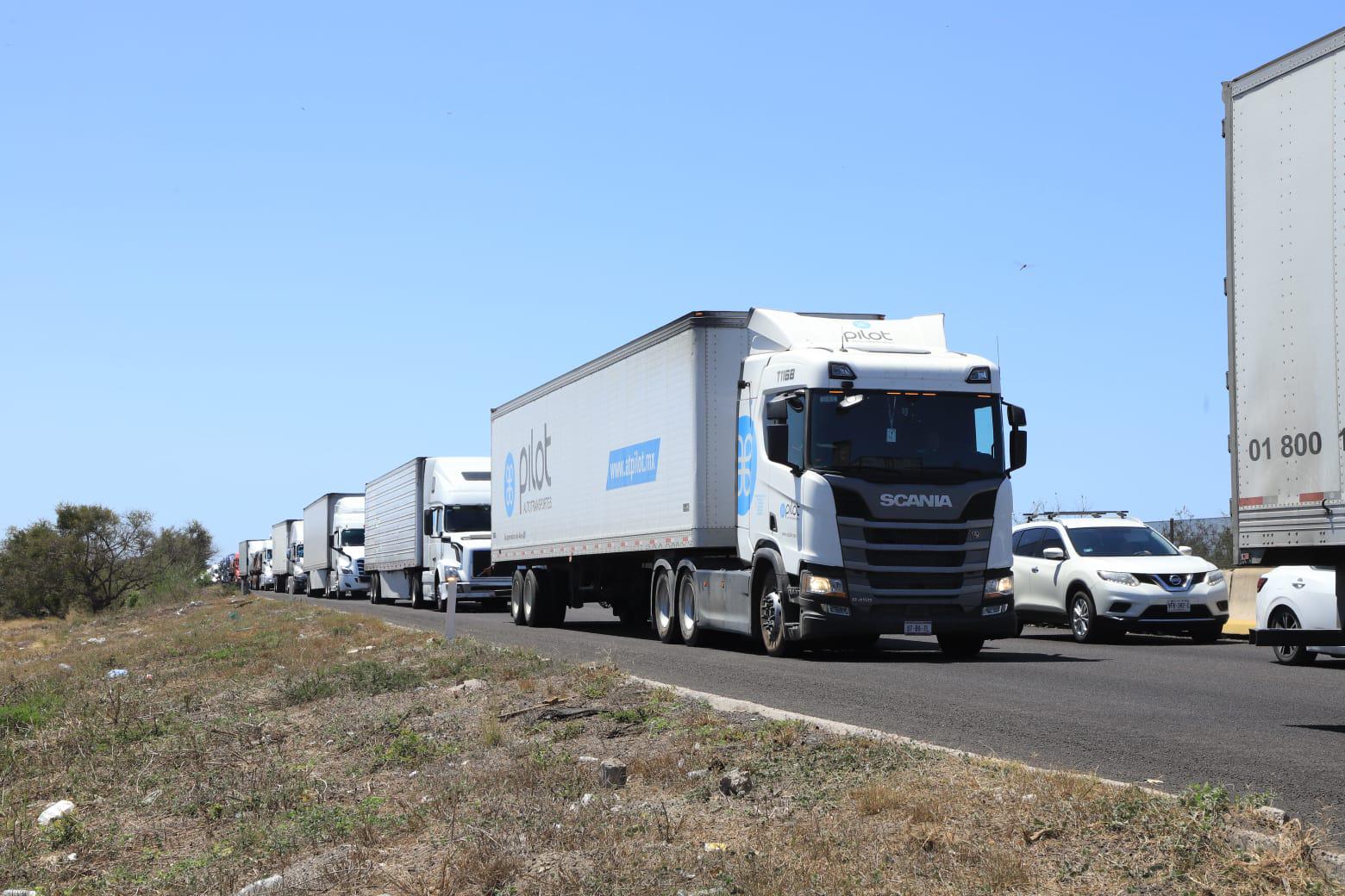 $!Vuelca camión de carga tras chocar contra otro en la autopista Mazatlán-Culiacán; el tráfico es lento