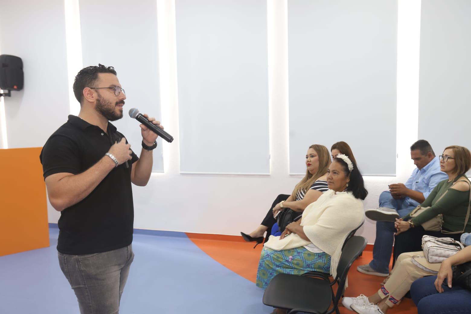$!El Neuro Psicólogo y Terapeuta Físico, Jesús Daniel Ballesteros Ponce, durante su ponencia.