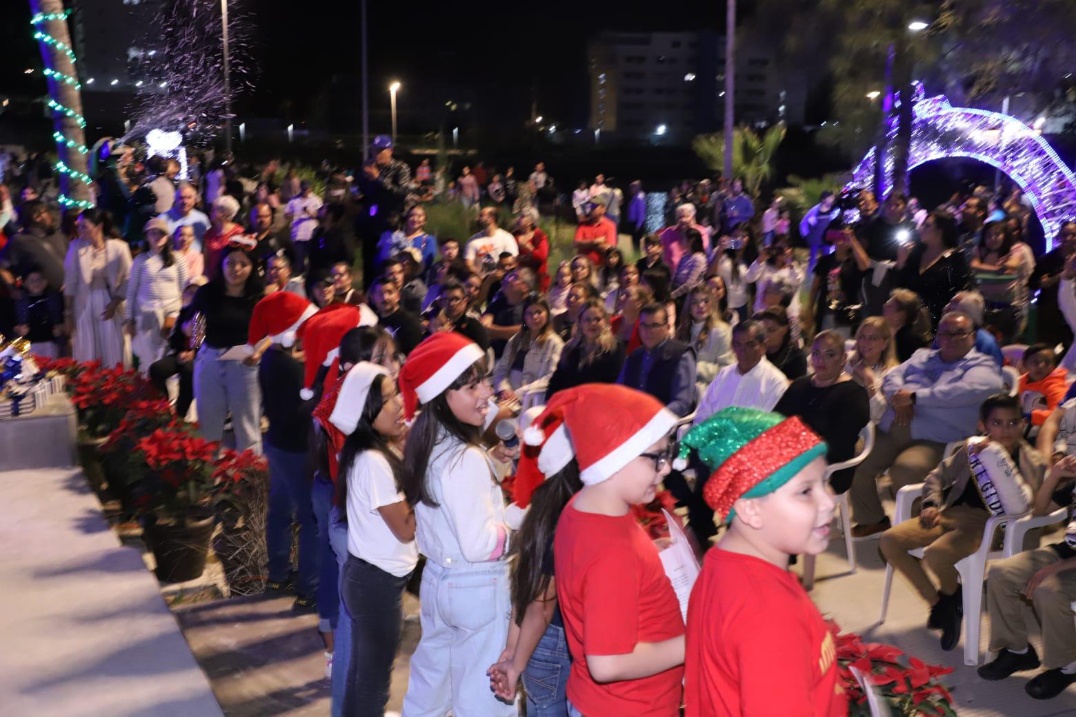 $!Ilumina la Villa Navideña el Parque Central de Mazatlán