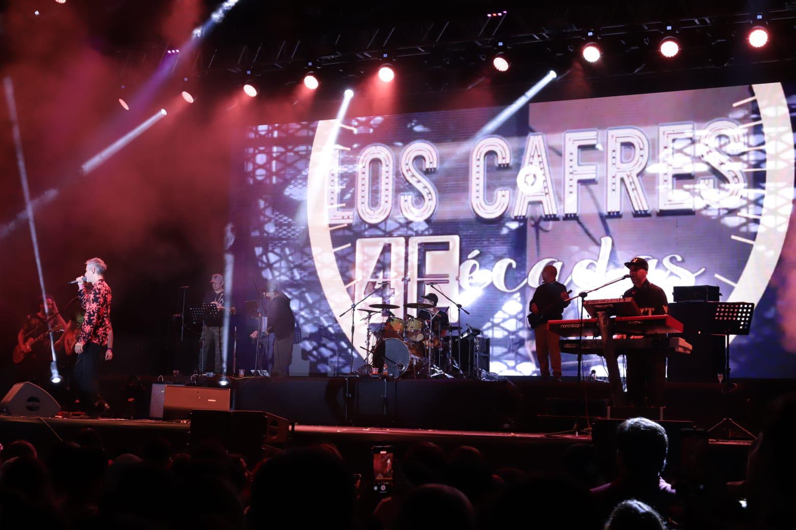 $!La banda llevó a los fanáticos a un suave y cadencioso viaje con mucho reggae.