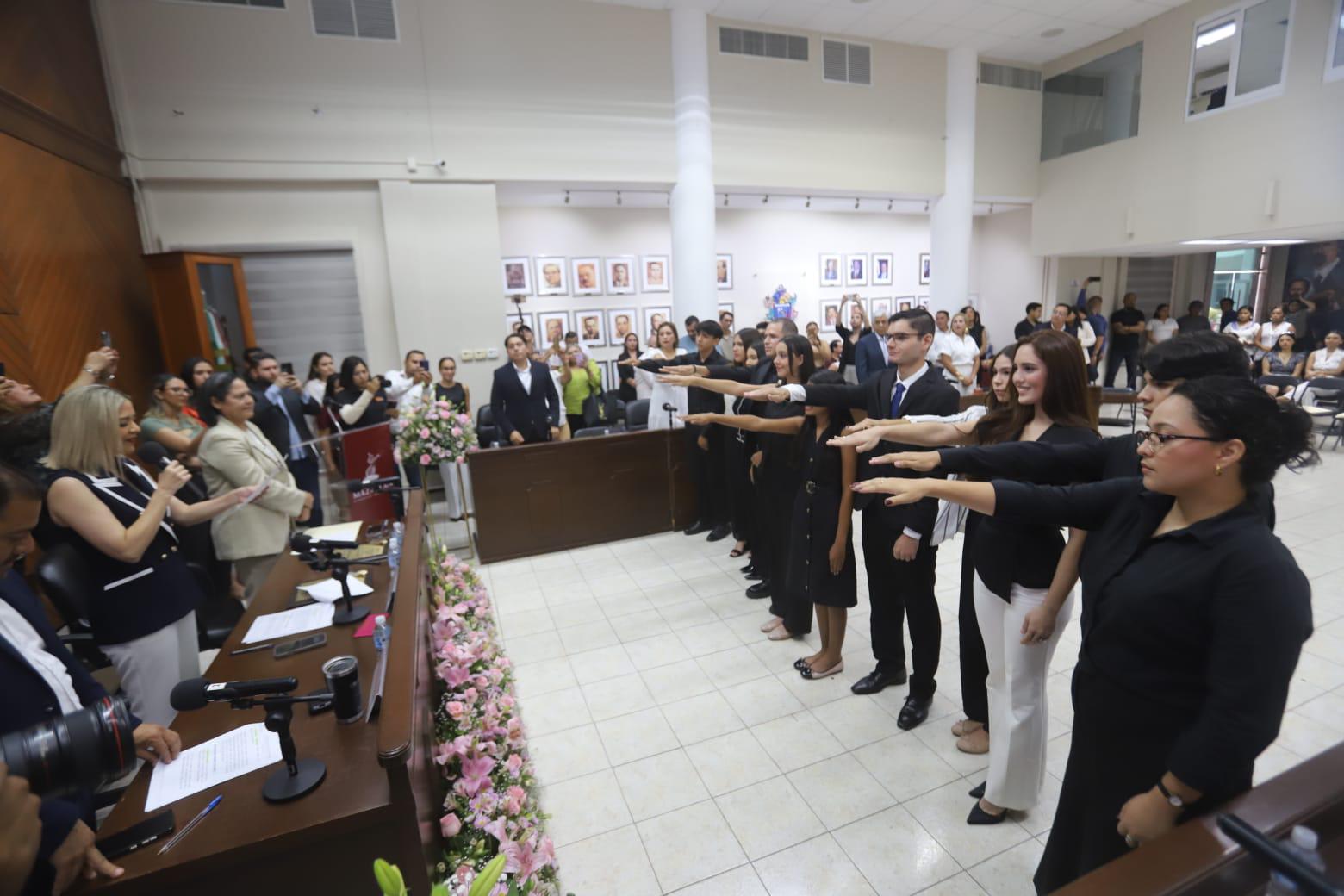 $!Integrantes del Cabildo Juvenil de Mazatlán 2025 al momento de rendir protesta.