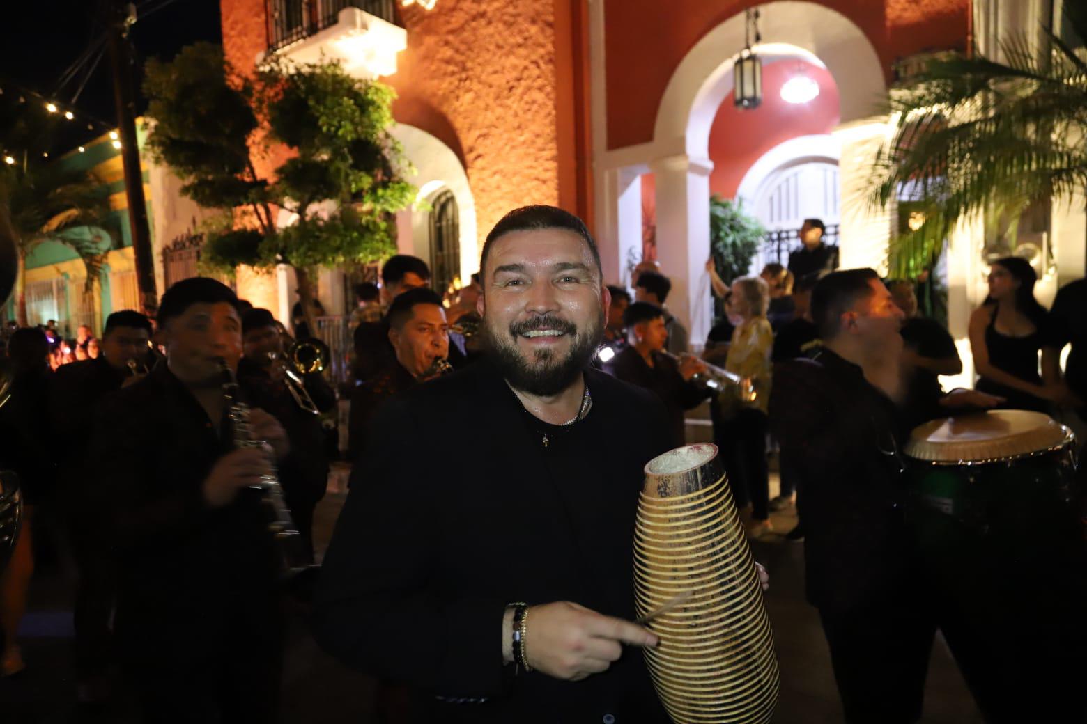 $!Poncho Lizárraga tocó el guiro junto a la Banda Tierra de Venados.