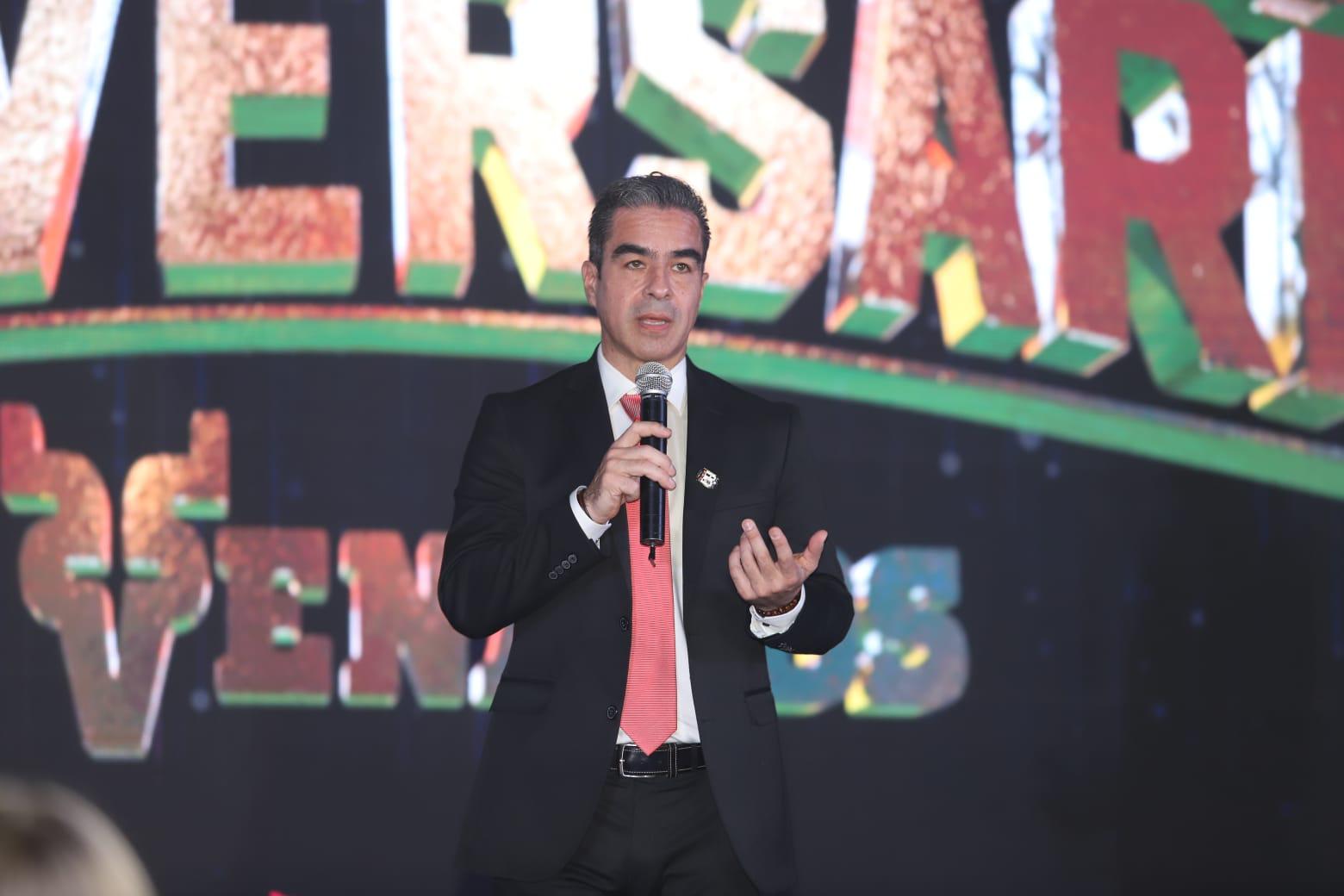 $!Reconocen trayectoria de familia de Venados de Mazatlán