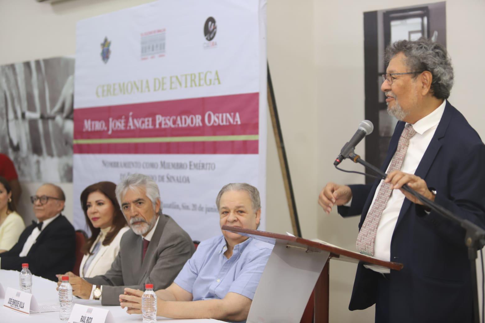 $!Élmer Mendoza destacó que el galardón reconoce a quienes han dejado huella en el pensamiento, la educación y la vida pública de Sinaloa.