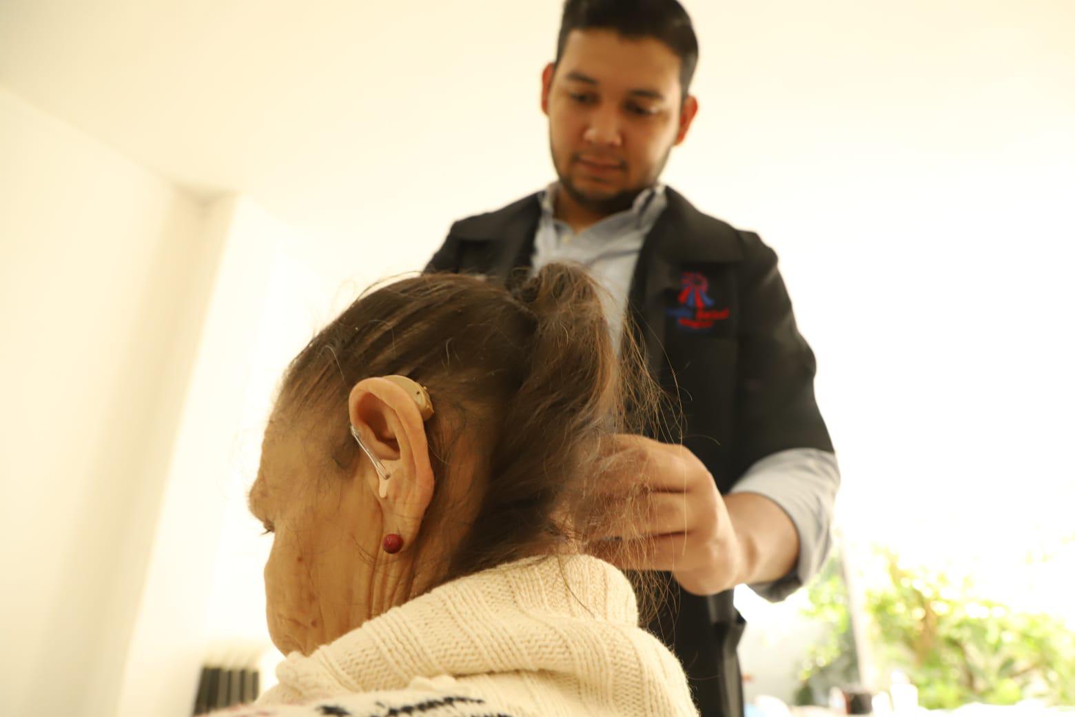 $!Club de Leones Mazatlán realiza campaña de instalación y reparación de aparatos auditivos