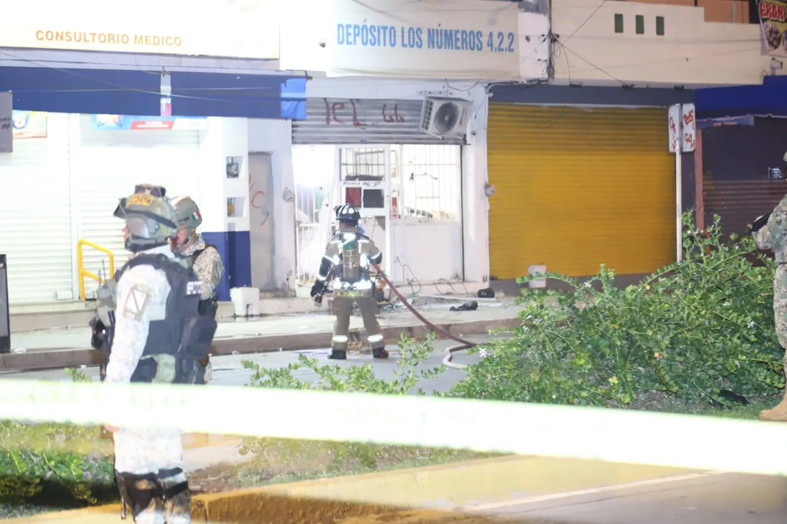 $!Lanzan explosivo contra expendio de cerveza de la Avenida Gutiérrez Nájera, cerca del Malecón de Mazatlán