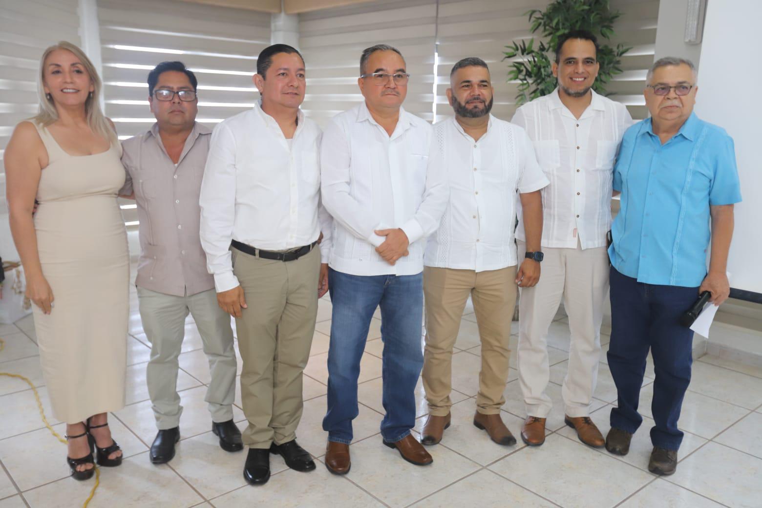 $!Sergio Alberto Ibarra entre integrantes de la nueva mesa directiva de Copevain.