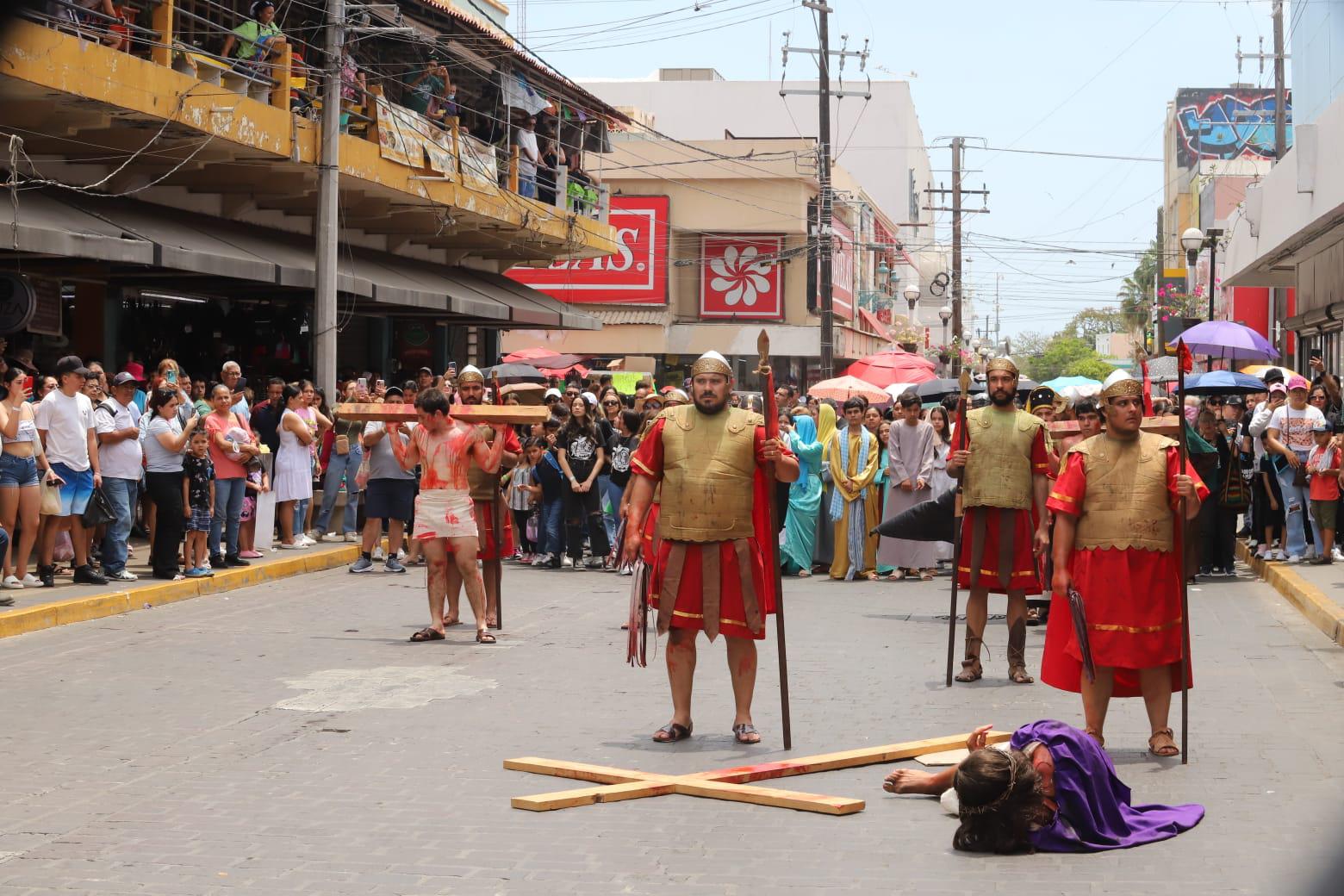 $!Representan el último camino de Jesús hasta la cruz, en Mazatlán