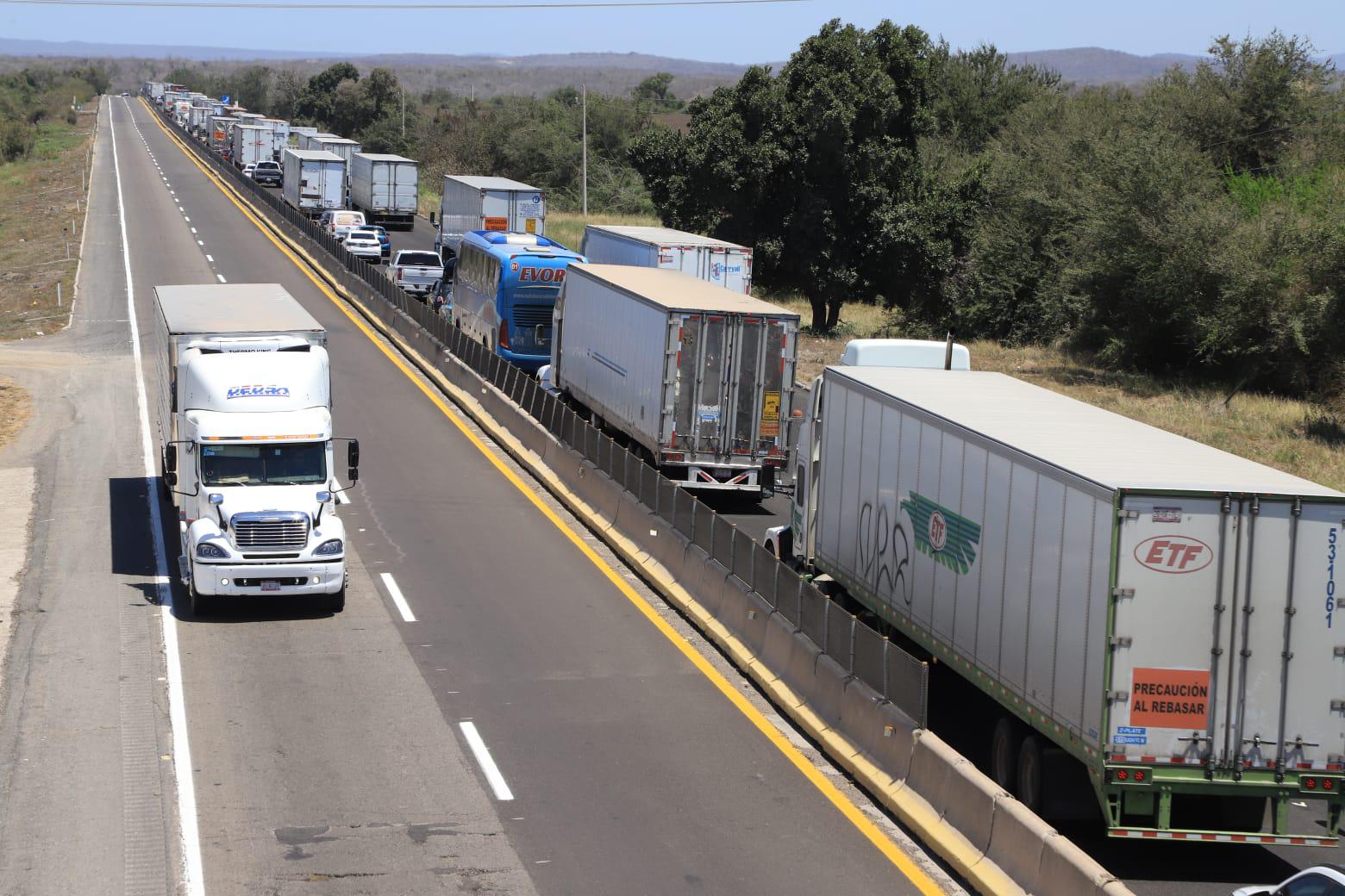 $!Vuelca camión de carga tras chocar contra otro en la autopista Mazatlán-Culiacán; el tráfico es lento