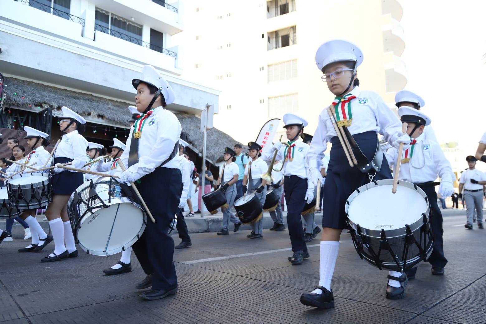 $!Participan más de 600 alumnos en el desfile conmemorativo del Día de la Bandera en Mazatlán