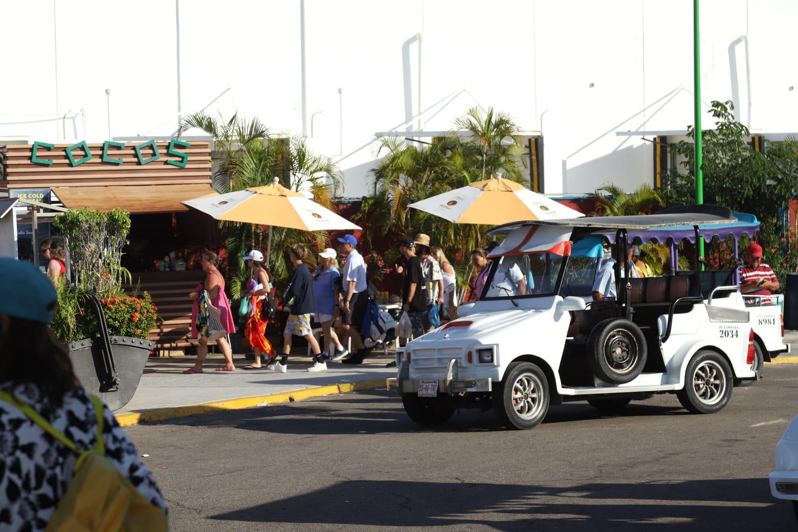 $!Más de 11 mil cruceristas llegan a Mazatlán con el arribo de dos buques