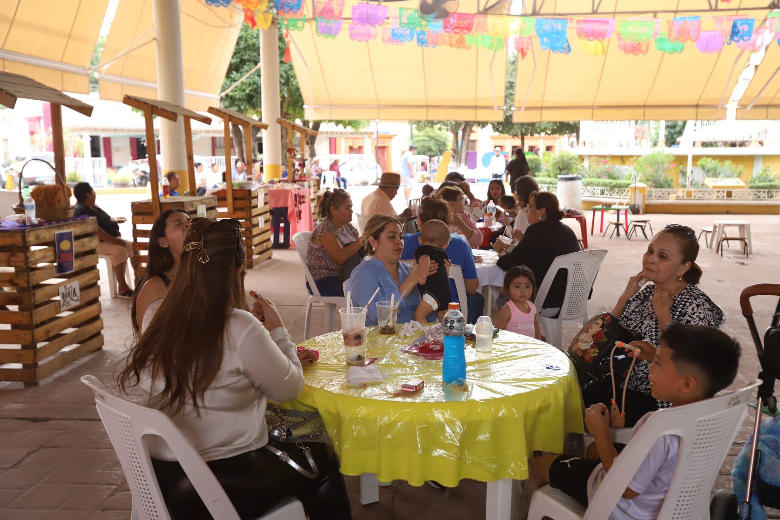 $!Aumentan en un 65% las visitas al tianguis del Pueblo Señorial de La Noria