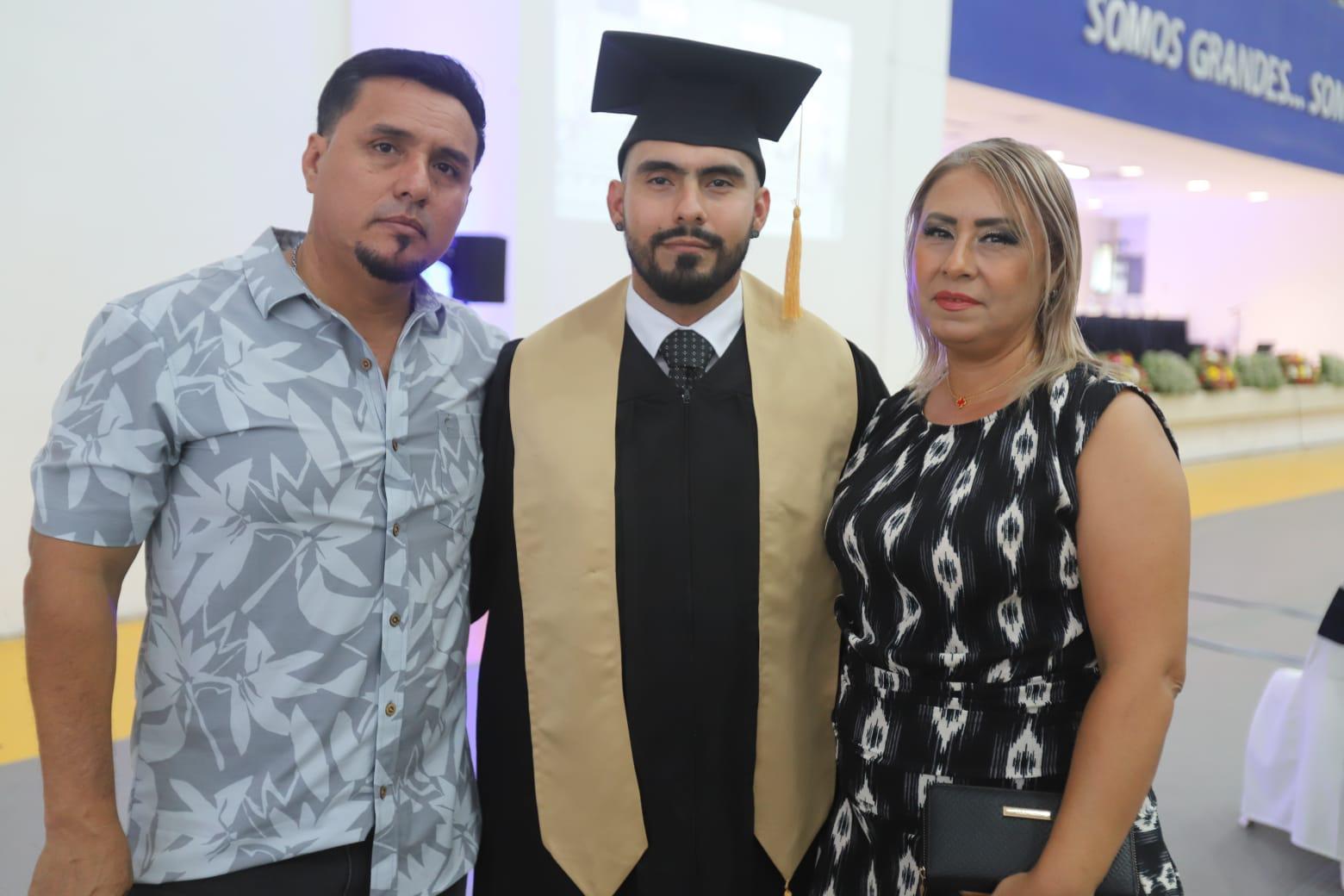 $!Ramón Alberto Peraza Prado entre sus papás, Benjamín Peraza Guerra y Karla Yadira Prado Iturralde.