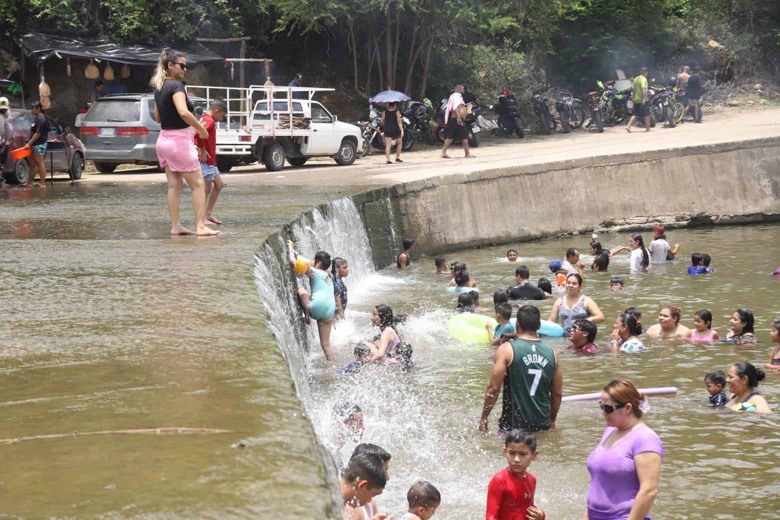 $!Huyen mazatlecos del calor y disfrutan del día en El Magistral y el Presidio