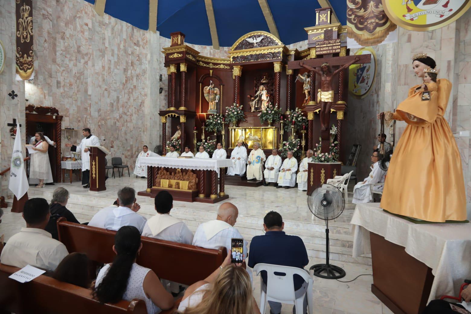 $!Obispo bendice nuevo retablo en parroquia del Carmen de la Juárez, en Mazatlán