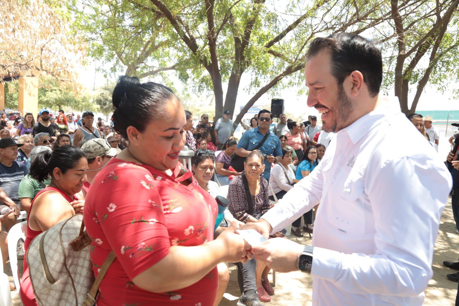 $!Entregan apoyos económicos a 200 comerciantes del tianguis de la Flores Magón, en Mazatlán