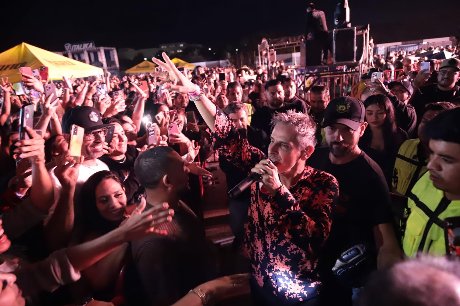 $!El líder de la agrupación bajó del escenario y se internó entre la gente, cantando, saludado y tomándose fotografías.