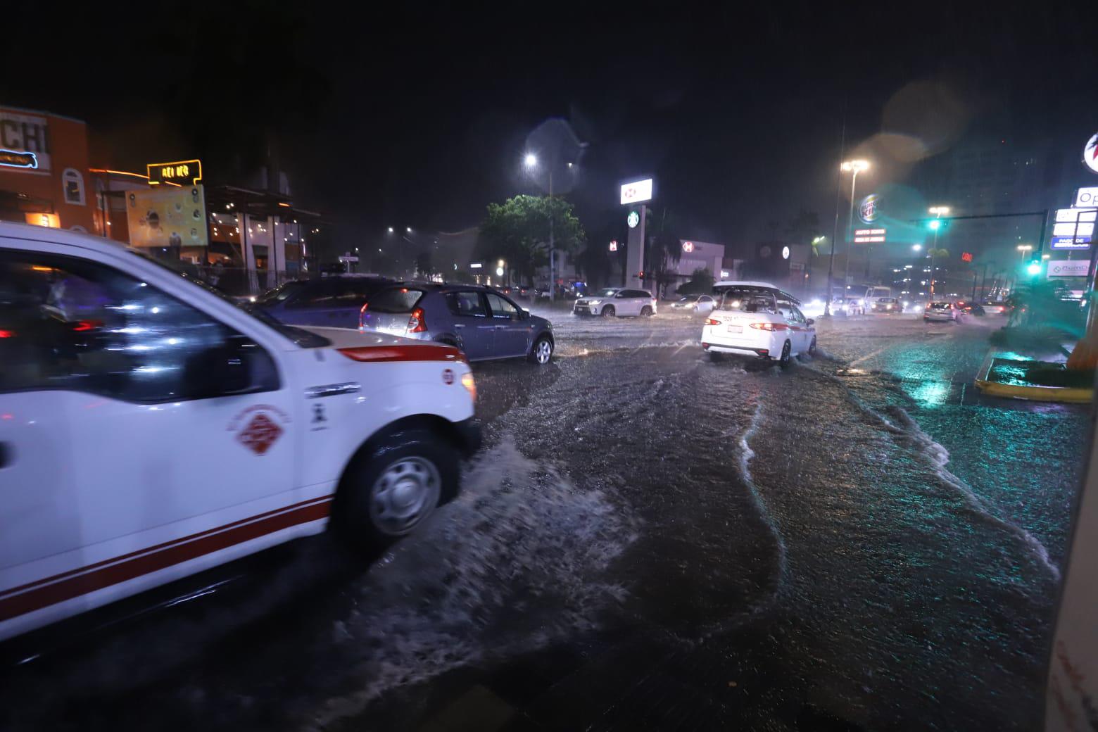 $!Azota tormenta a Mazatlán y al sur de Sinaloa