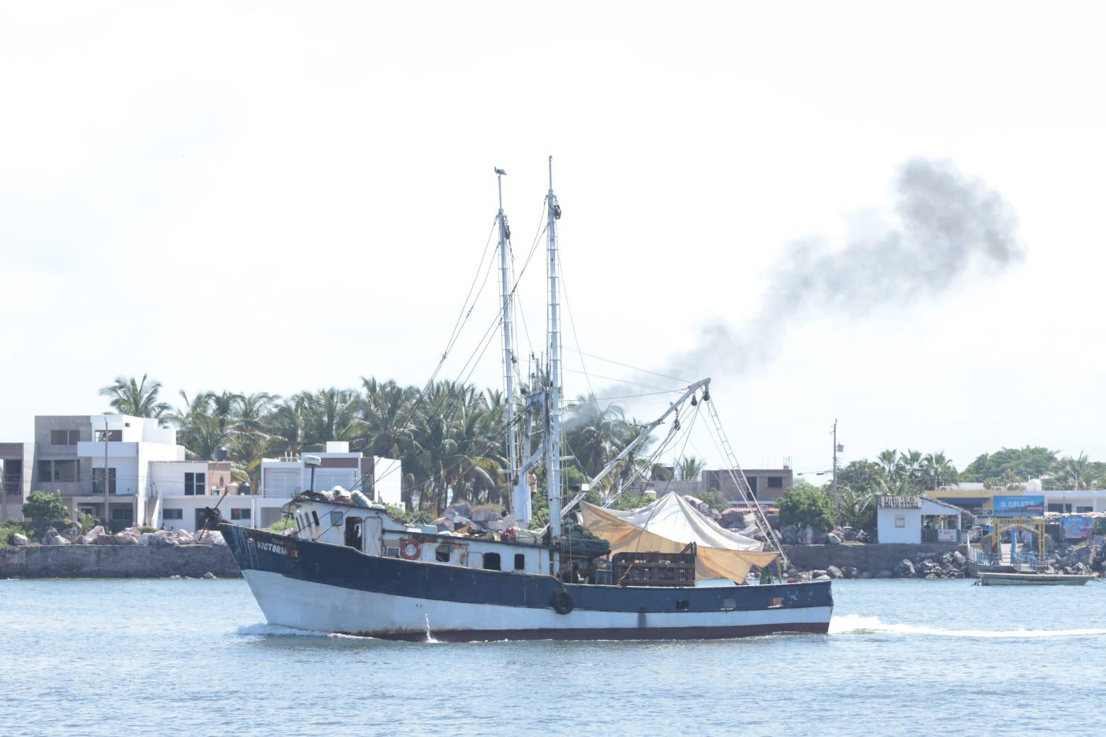 $!A horas del final de la veda, últimos barcos camaroneros salen vía lastre rumbo a altamar