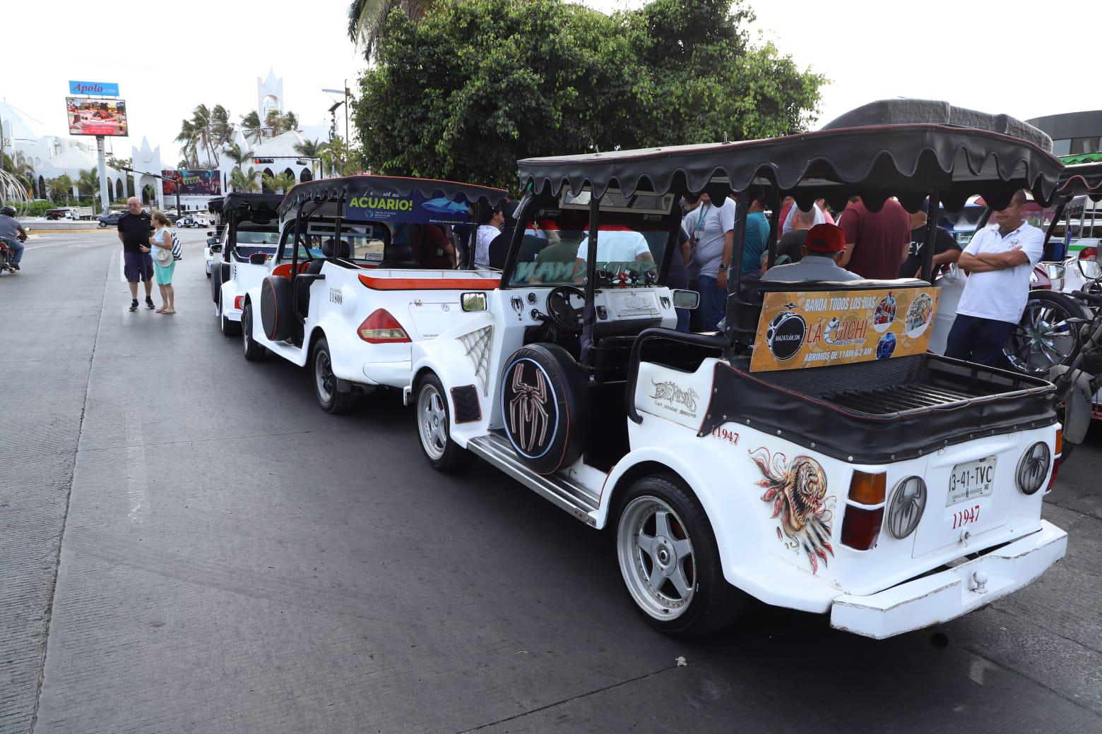 $!... Y ahora aurigueros y pulmoneros bloquean la Rafael Buelna y ‘ahorcan’ la vialidad en la zona turística