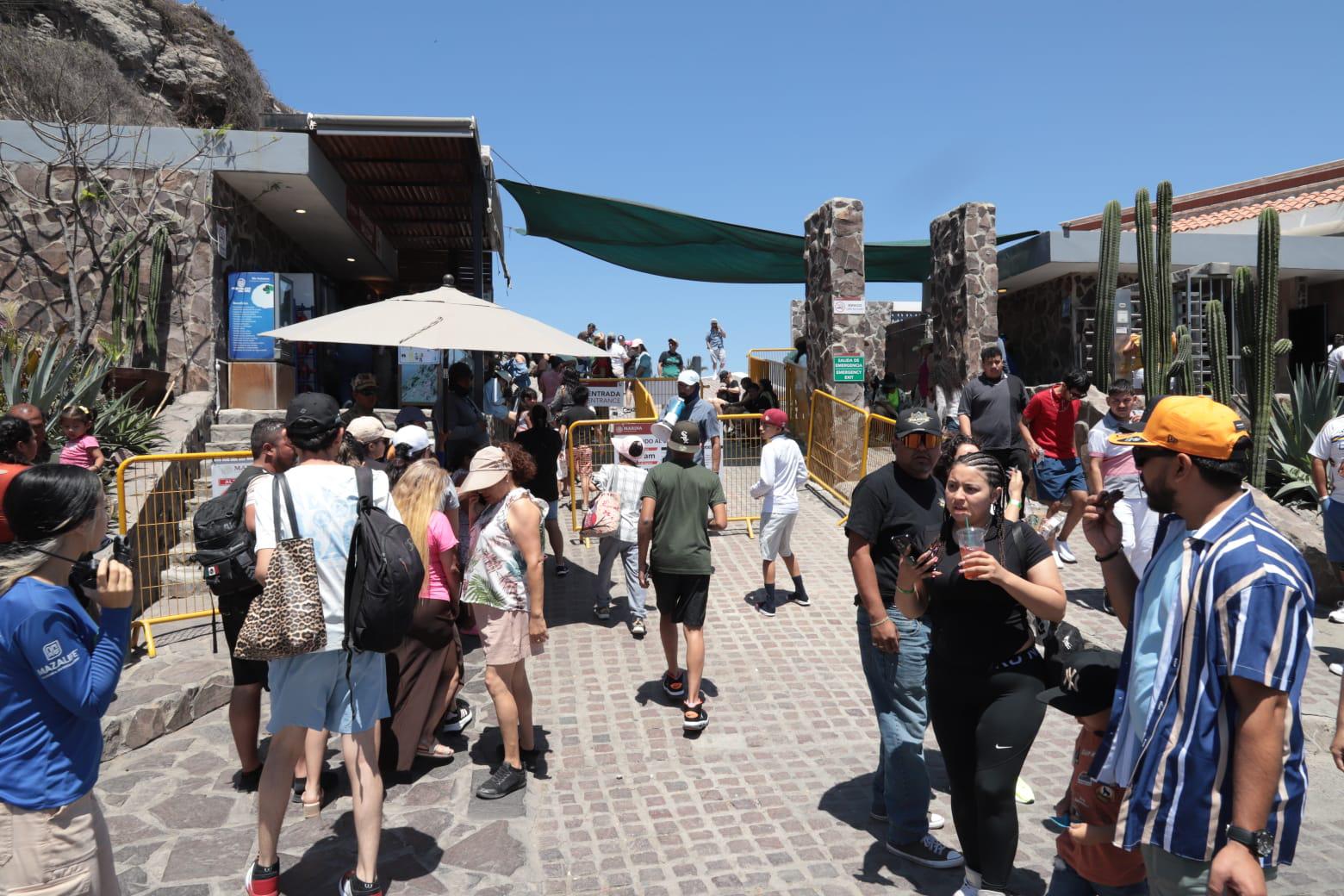 $!Domingo tranquilo en el Faro de Mazatlán y el Paseo del Centenario tras el bullicio de Semana Santa