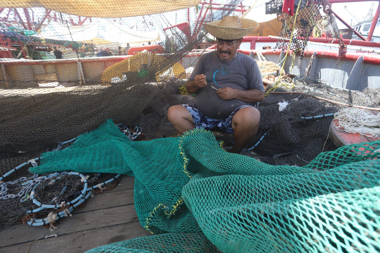 $!Reparan a marchas forzadas flota camaronera de Mazatlán