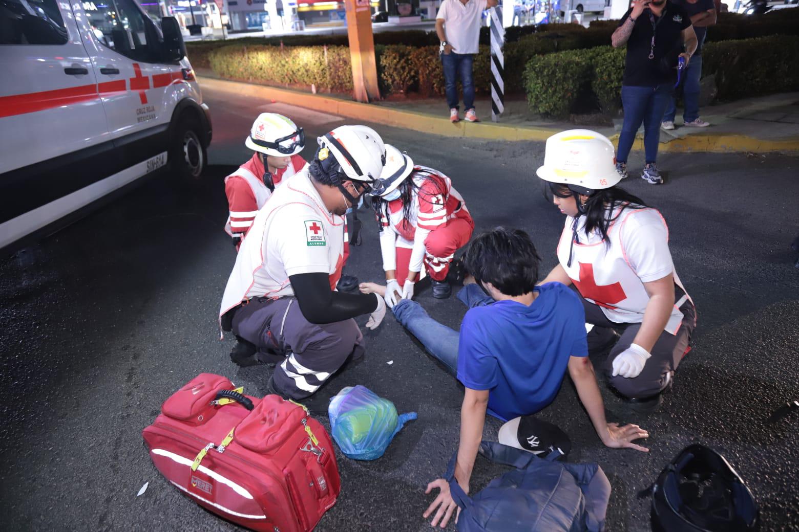 $!Un lesionado deja colisión entre una moto contra un taxi en Mazatlán