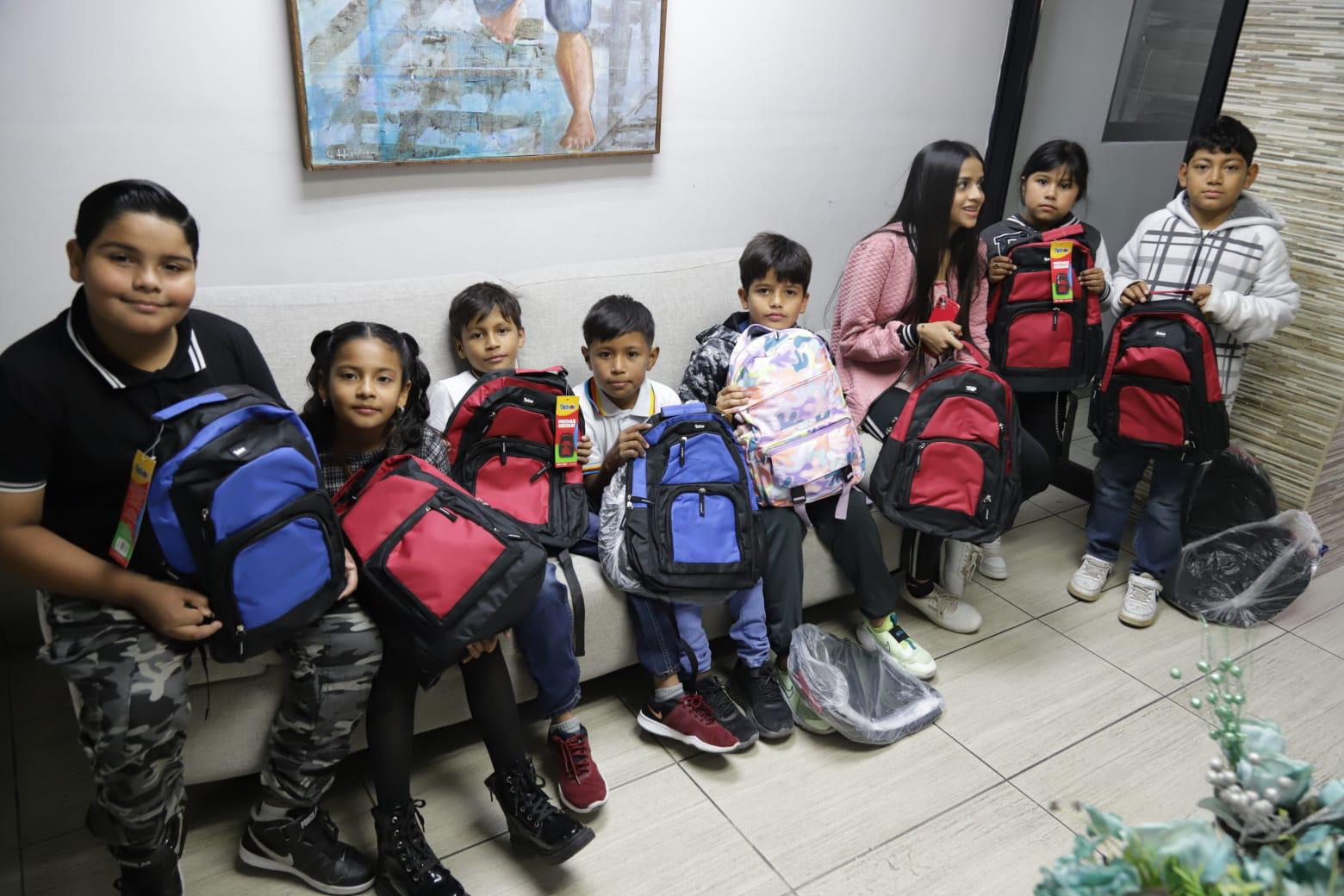 $!Entregan Reyes Magos mochilas nuevas a un grupo de niñas y niños afortunados