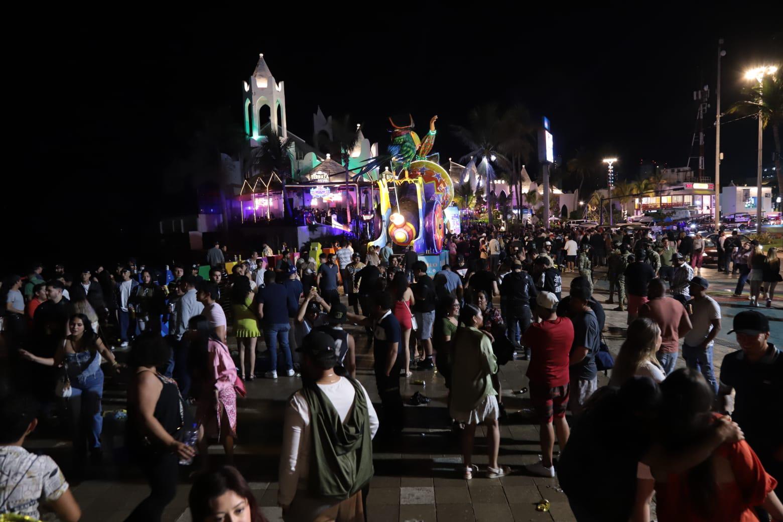 $!Tras el Combate Naval en Olas, cientos de personas continuaron la fiesta en las letras de Mazatlán