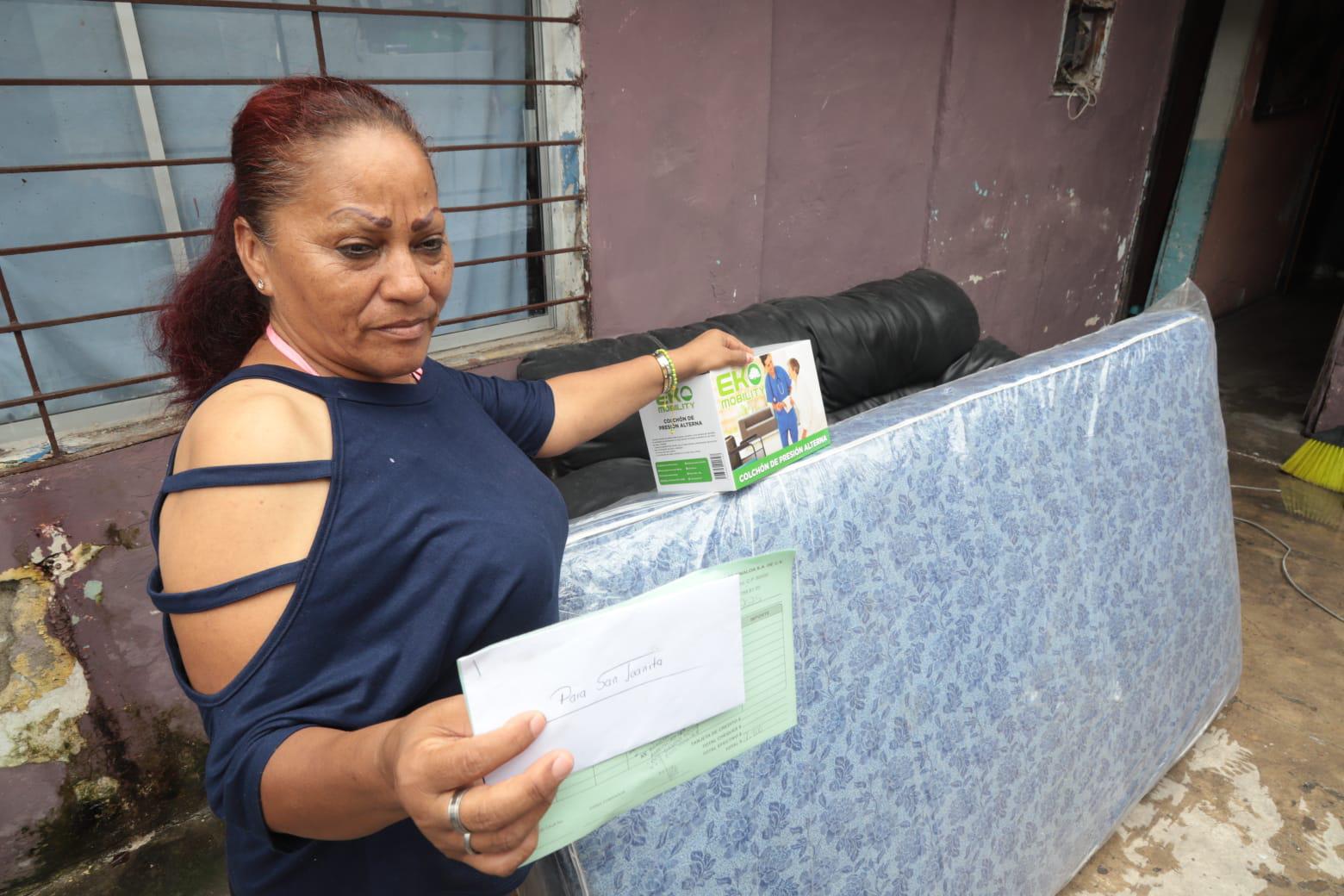 $!Recibe Teresa Rojas dos colchones para su hija San Juanita tras donativo de lector de Noroeste