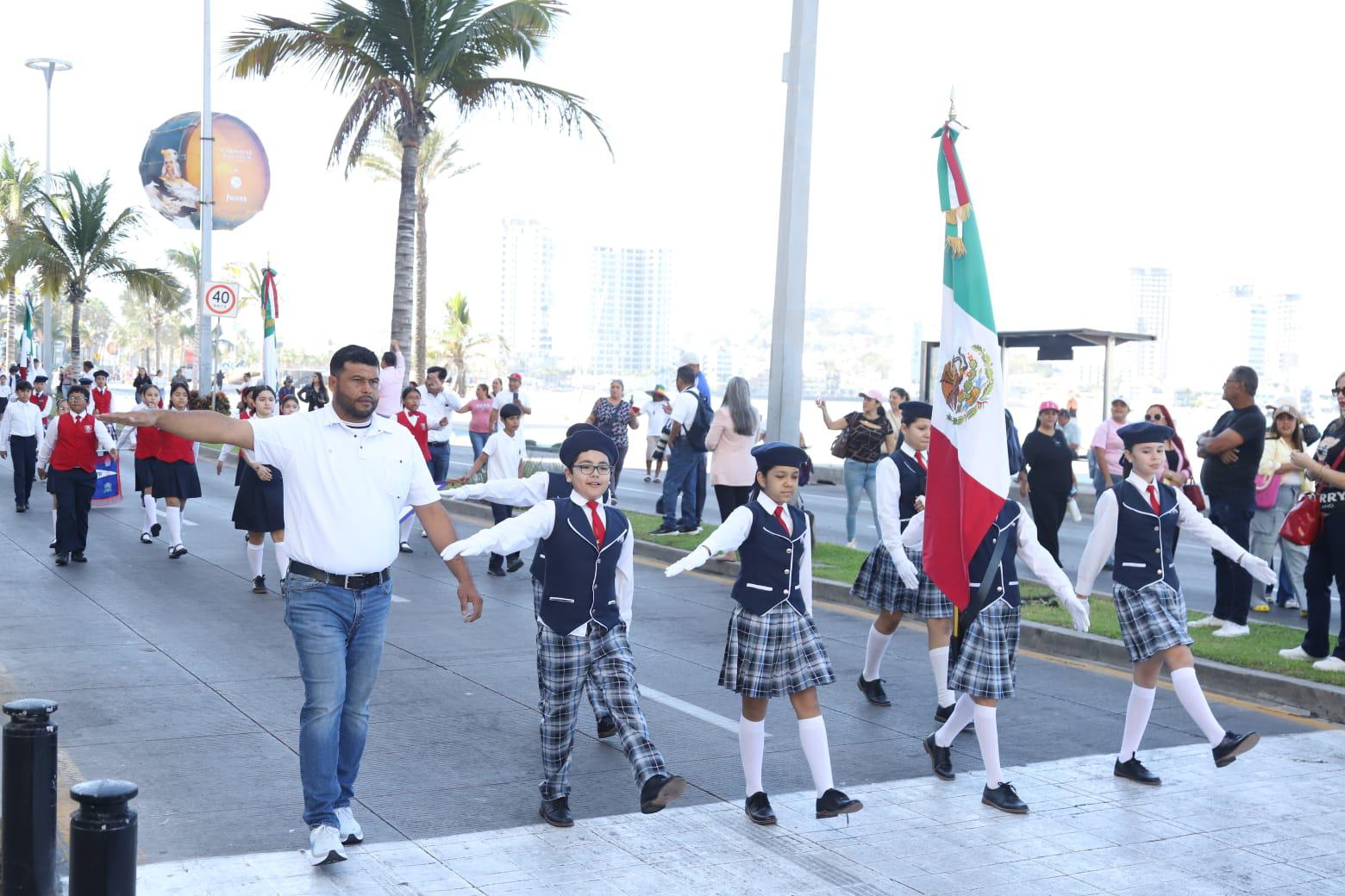 $!Participan más de 600 alumnos en el desfile conmemorativo del Día de la Bandera en Mazatlán