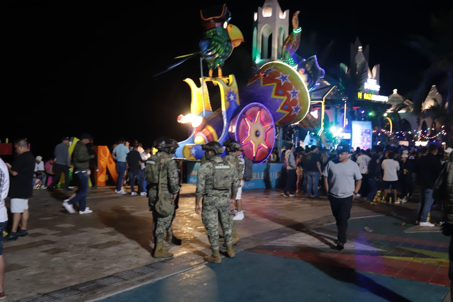 $!Tras el Combate Naval en Olas, cientos de personas continuaron la fiesta en las letras de Mazatlán
