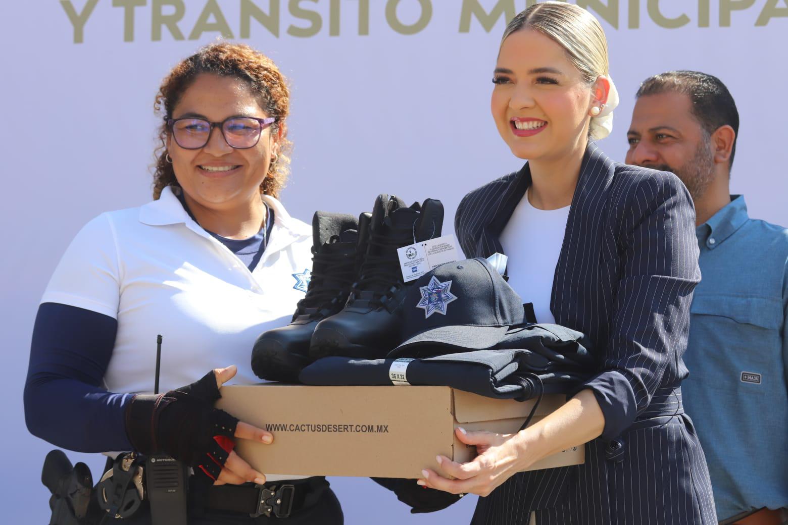 $!Mazatlán entrega 850 uniformes tácticos a policías municipales