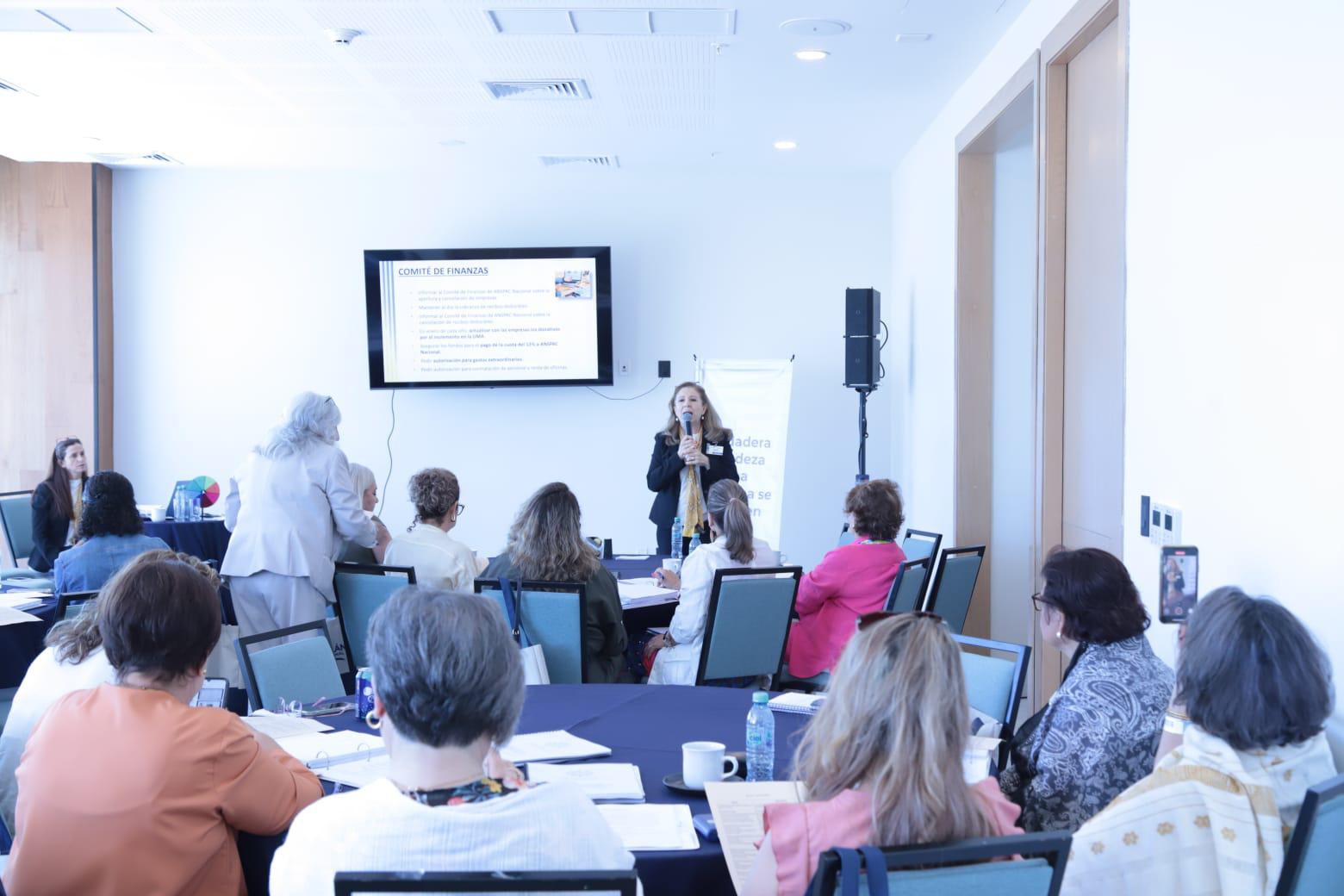 $!Lulú Cervantes fue una de las capacitadoras en la asamblea.