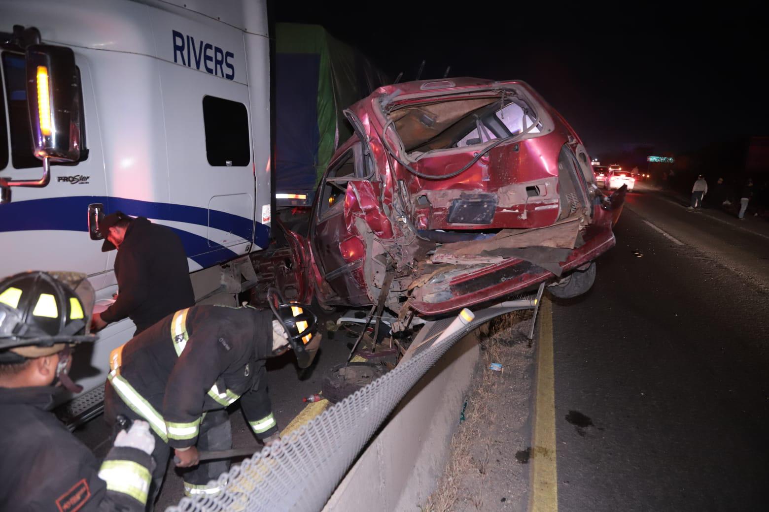 $!Aparatosa carambola en la Internacional, al sur de Mazatlán, deja 2 muertos y 8 heridos