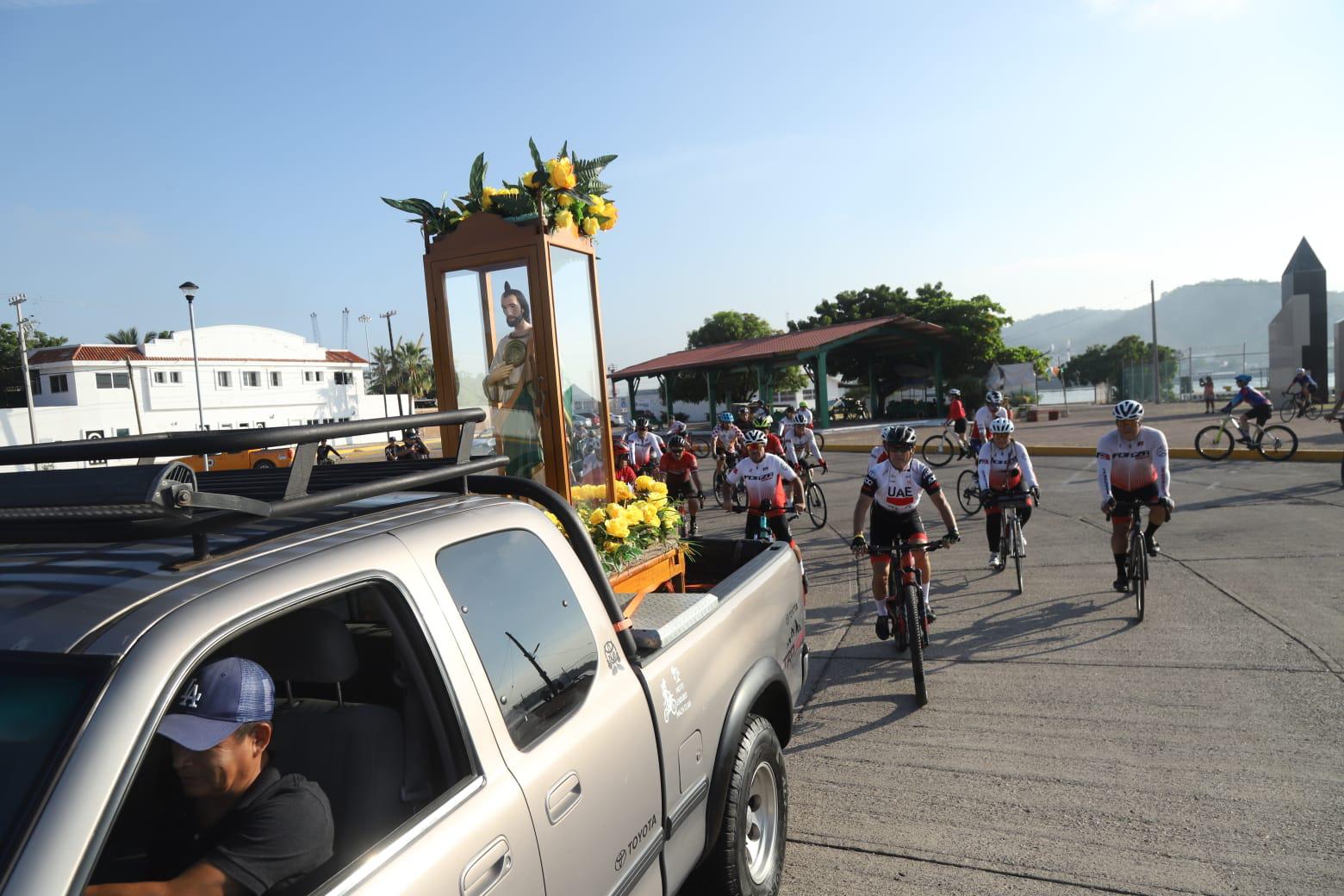 $!Ciclistas se unen a los festejos de San Judas Tadeo con rodada matutina en Mazatlán