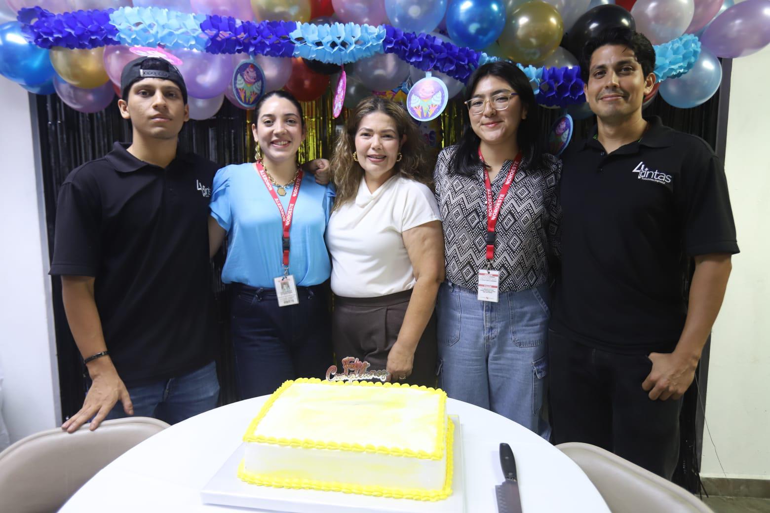 $!Elizabeth Peraza, directora ejecutiva de Noroeste entre los cumpleañeros, Julio Moreno, Alina Zataráin, Ximena Gutiérrez y Adán Valdovines Peraza.