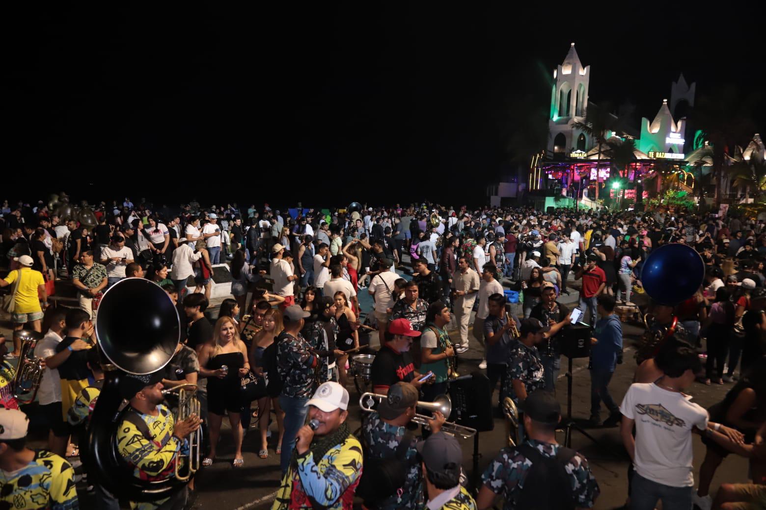 $!Disfrutan miles de fiesta motorizada en Mazatlán