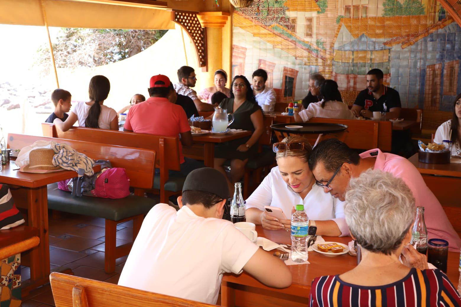 $!Aumenta afluencia en restaurantes por el Día del Padre en Mazatlán