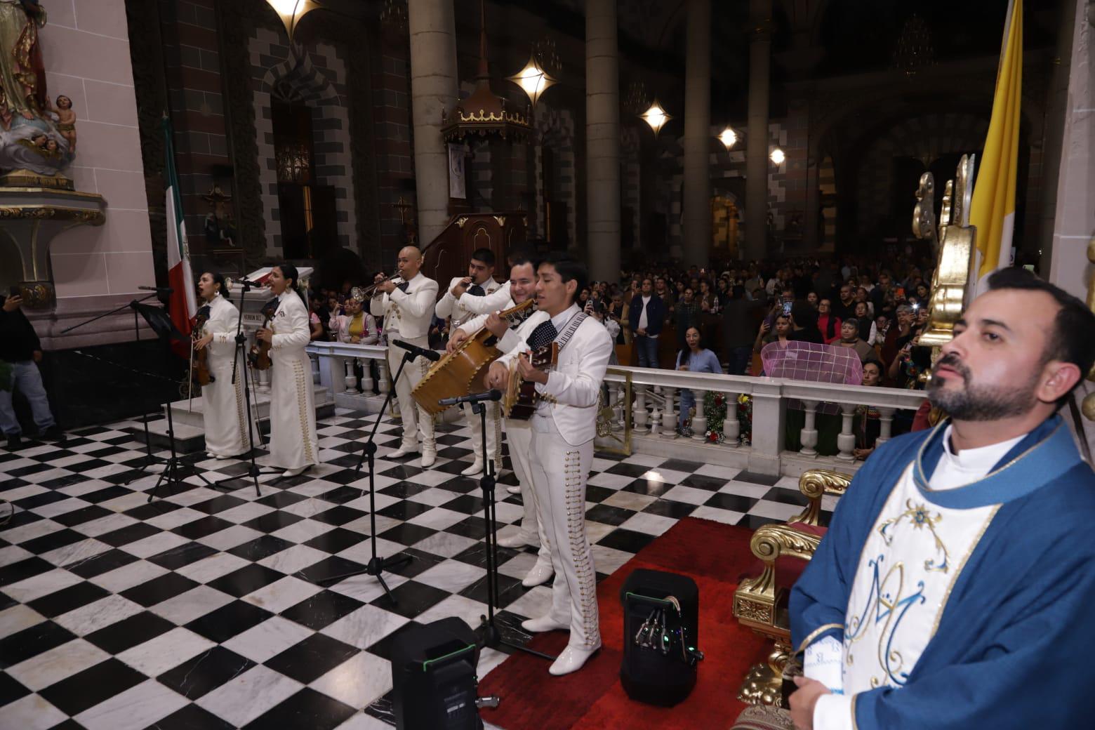 $!Cantan ‘Las Mañanitas’ a la Virgen de Guadalupe, en Catedral de Mazatlán